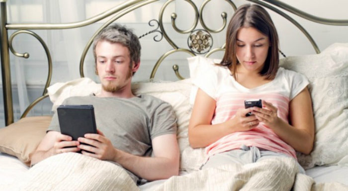 coppia; letto; cellulari;