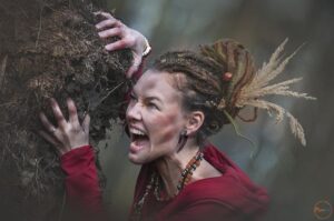 ragazza; spavento; attacco;