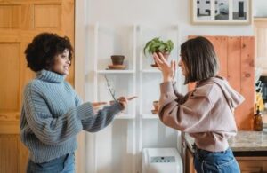 discussione; due donne;