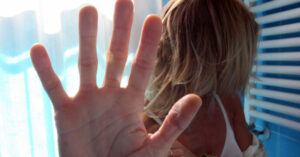 una mano si oppone a violenza; donna;