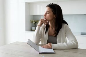 ragazza; pc; distrazione;